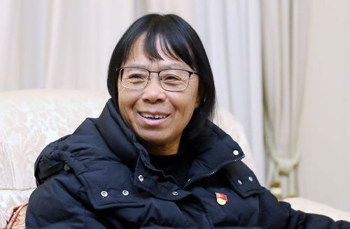 高考后，张桂梅又一次躲到门后——致敬这位无私奉献的教育英雄